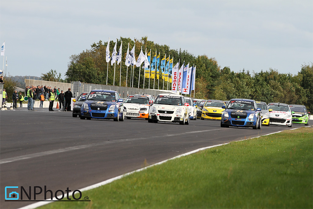Yokohama 1600 Challenge finalefeltet på vej mod sving 1
(Foto: CN Photo)